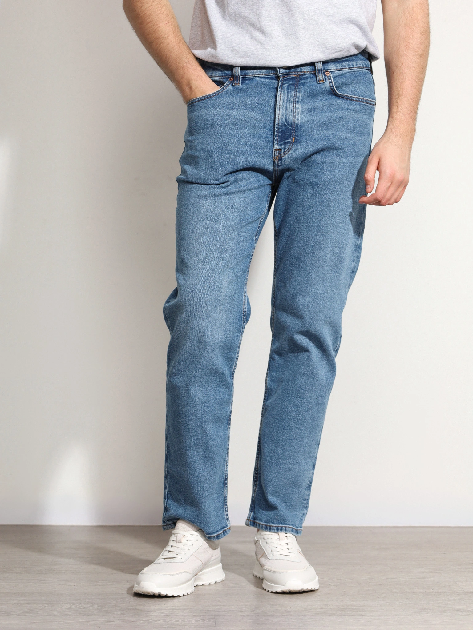 Джинсы классические синего цвета из смесового хлопка